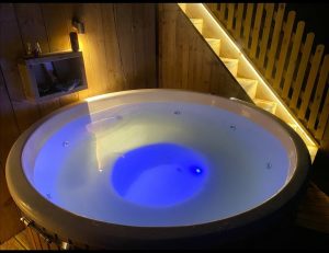 Badefass im Haus mit blauer LED Beleuchtung und Sprudelsystem