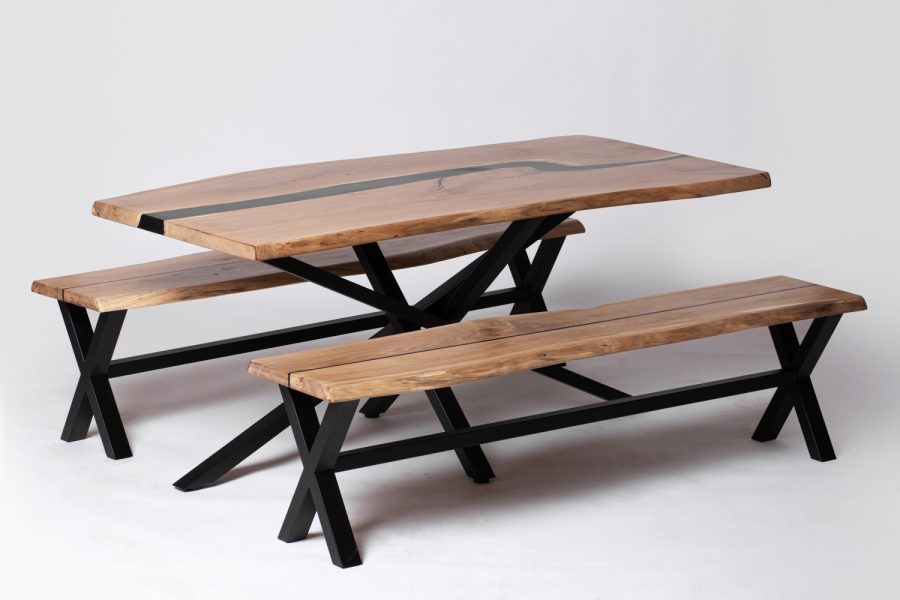 Massivholztisch mit zwei Bänken