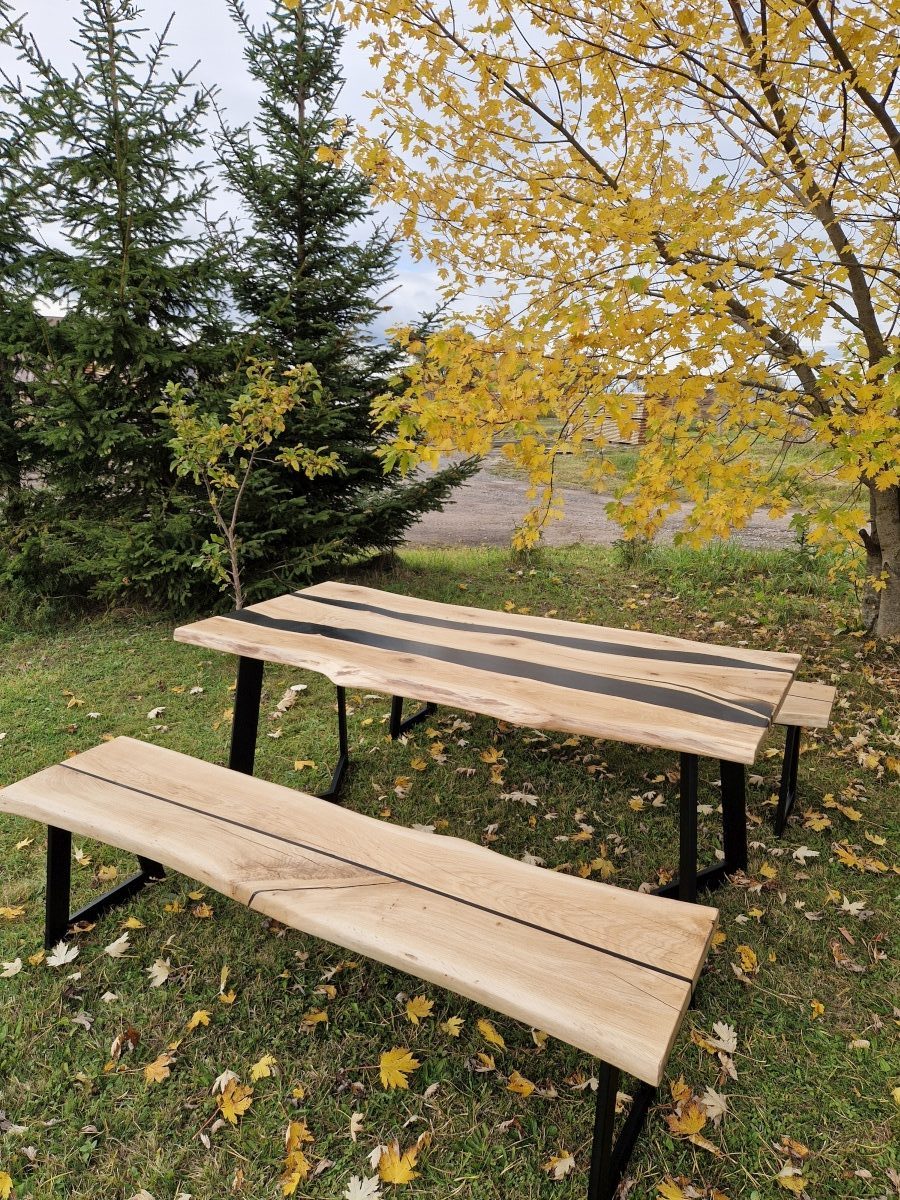 Massiver Tisch mit Baumkante aus Eichenholz: Kombination aus Naturkante und stabilem Metallgestell