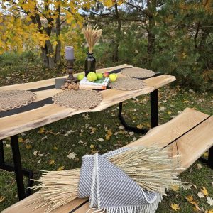 Individuell gefertigter Baumkanten Tisch aus massivem Holz: natürliche Tischkante mit einzigartiger Maserung