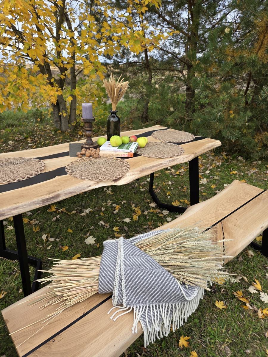 Individuell gefertigter Baumkanten Tisch aus massivem Holz: natürliche Tischkante mit einzigartiger Maserung