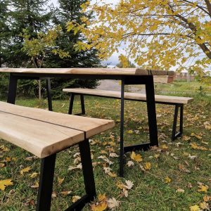 Eleganter Tisch mit Baumkante aus Massivholz: rustikaler und moderner Stil für Esszimmer oder Office