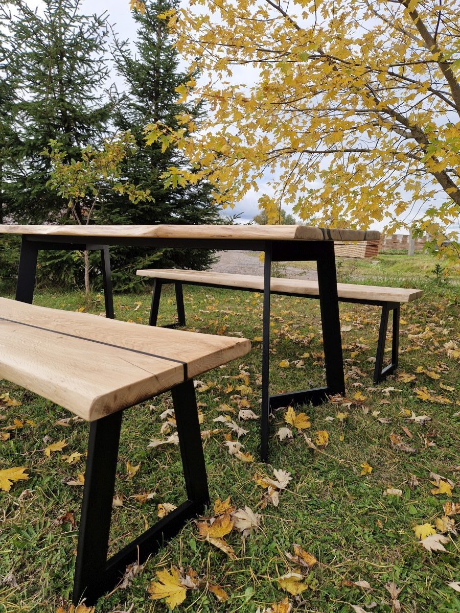 Eleganter Tisch mit Baumkante aus Massivholz: rustikaler und moderner Stil für Esszimmer oder Office