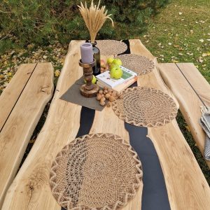 Massiver Esstisch mit natürlicher Baumkante aus Eiche: handgefertigter Baumkante Tisch im modernen Design