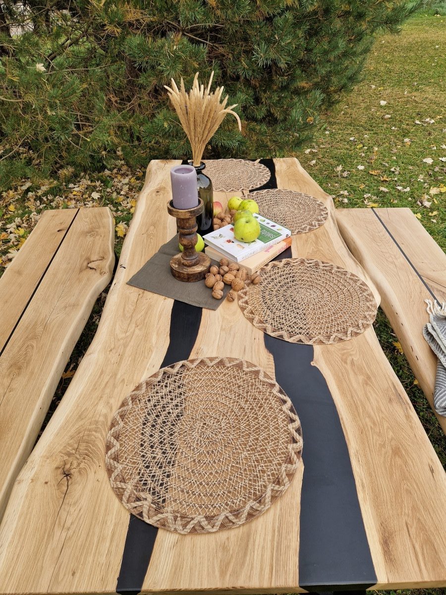 Massiver Esstisch mit natürlicher Baumkante aus Eiche: handgefertigter Baumkante Tisch im modernen Design