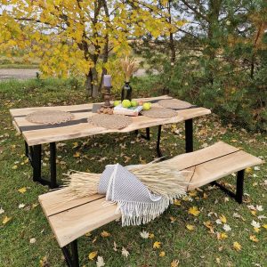 Baumkantentisch mit zwei Bänken