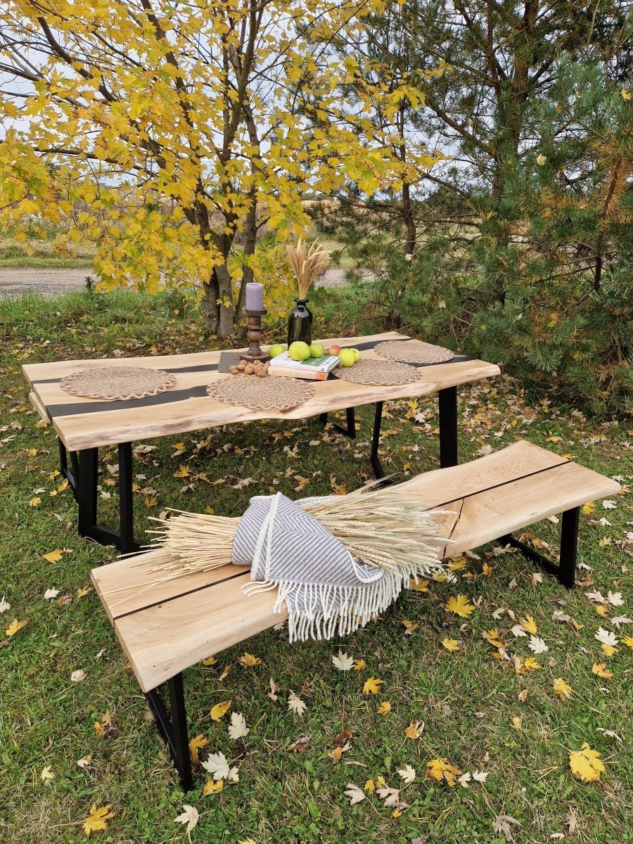 Baumkantentisch mit zwei Bänken
