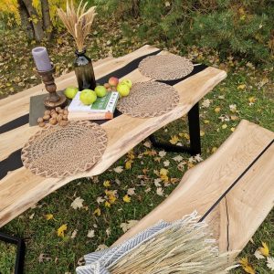 Massivholztisch mit Baumkante