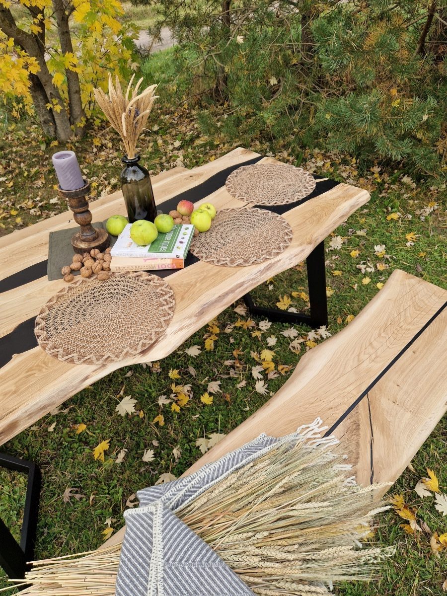 Massivholztisch mit Baumkante