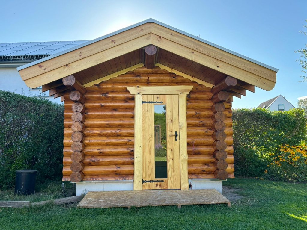 Erdsauna mit Steinsockel