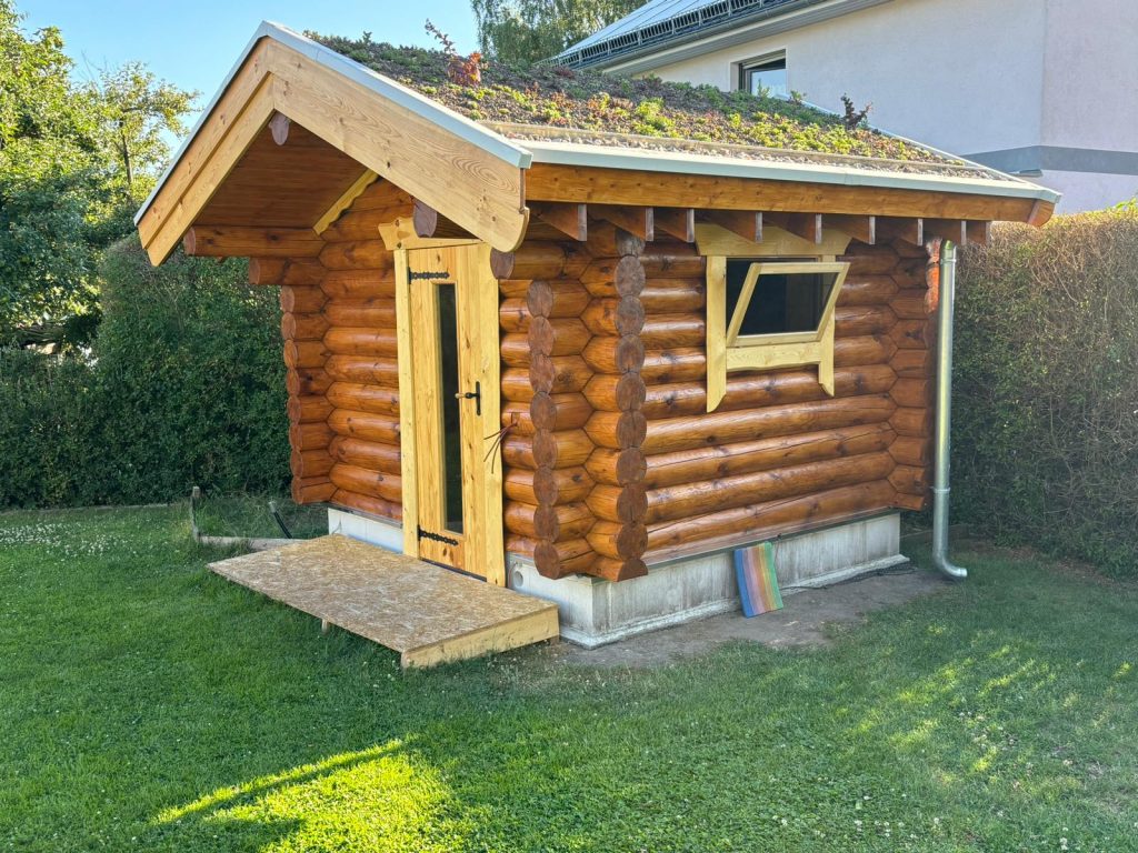 Erdsauna mit Steinsockel als Bausatz