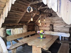 Deko rustikaler Gartenpavillon aus Holz