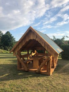 rustikaler Gartenpavillon aus Holz
