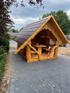 Rustikaler Pavillon aus Holz mit Sitzbank
