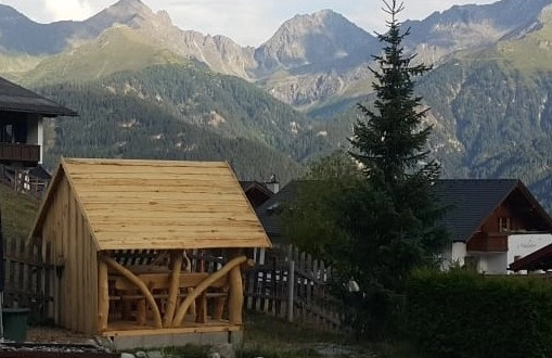 Kleine Holzhütte Beispiel in Tirol