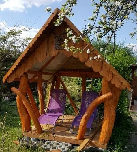 Gartenlaube mit Liegestühlen statt Holz-Garnitur