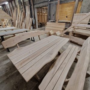 isch und Sitzbänke aus Holz als komplette Essgruppe