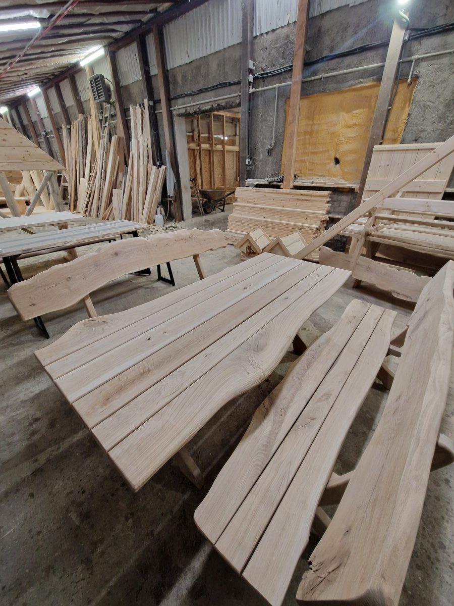 isch und Sitzbänke aus Holz als komplette Essgruppe